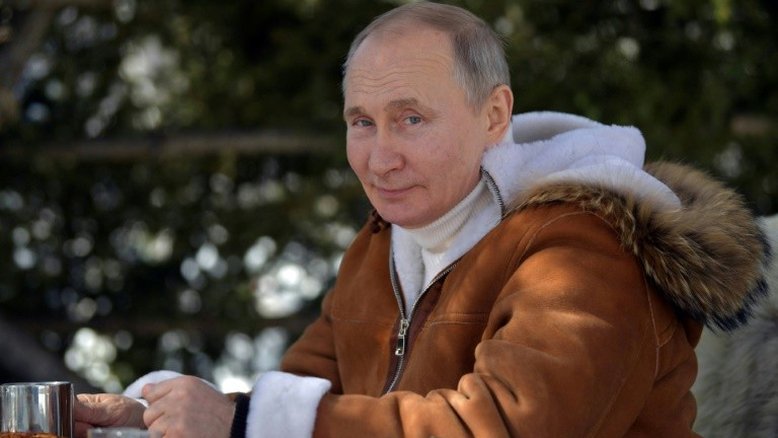 Presidente russo Vladimir Putin recebe vacina contra a covid-19