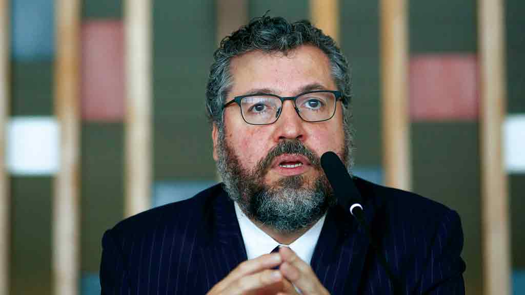 Senadores pedem demissão de Araújo em sessão pública