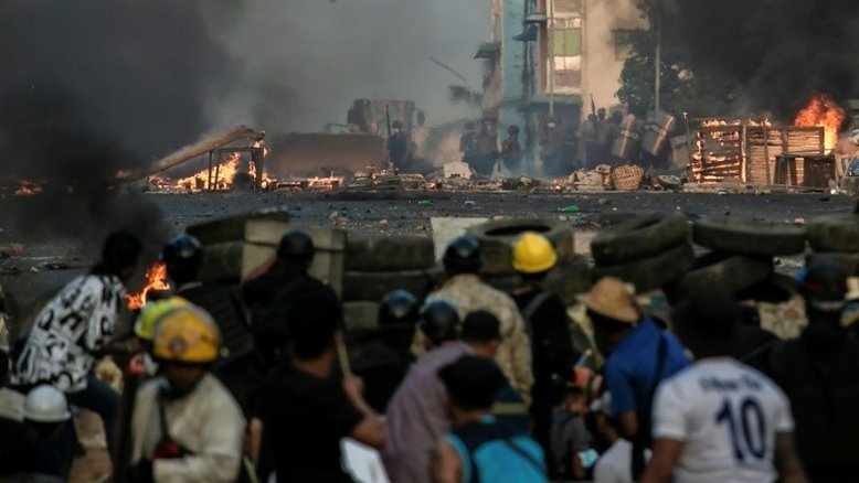Caos no subúrbio de Yangon em meio a ataques das forças de segurança