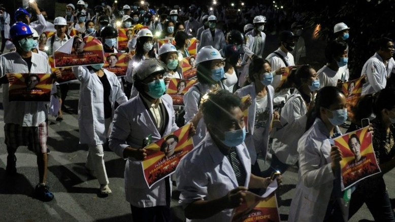 Movimento pró-democracia desafia Junta birmanesa com protestos noturnos