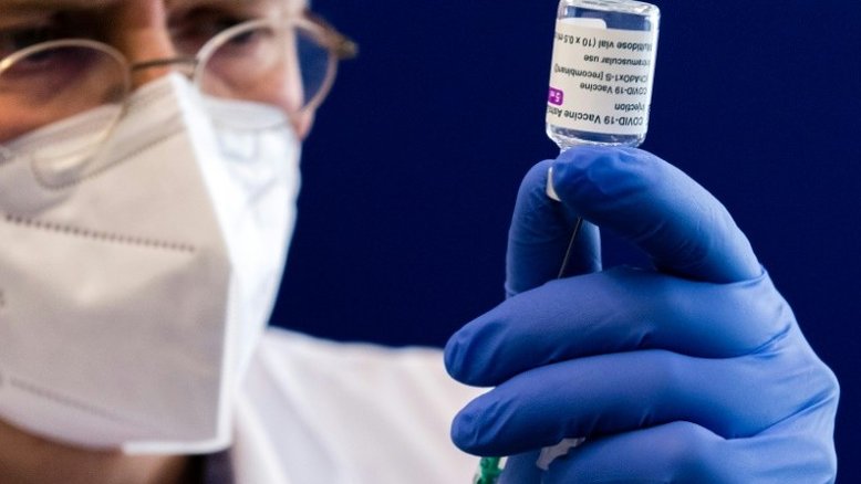 França afirma que 'não há motivo para suspender' vacinação com AstraZeneca