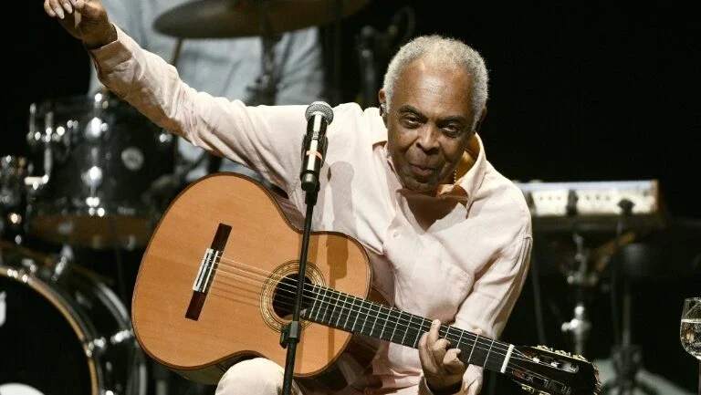 Gilberto Gil é vacinado contra o coronavírus