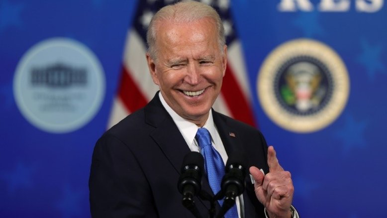 Biden celebra plano de estímulo e vê 'esperança' ante pandemia