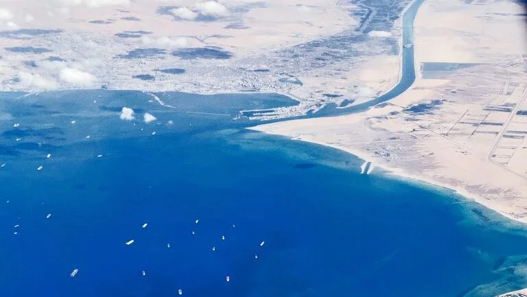 Otimismo para desbloquear o Canal de Suez apesar das primeiras tentativas frustradas