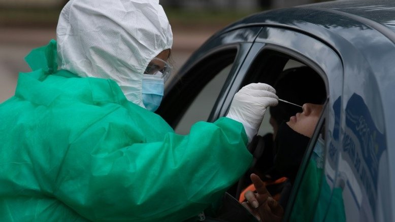 Uruguai inicia vacinação contra a covid-19 com educadores, militares, policiais e bombeiros