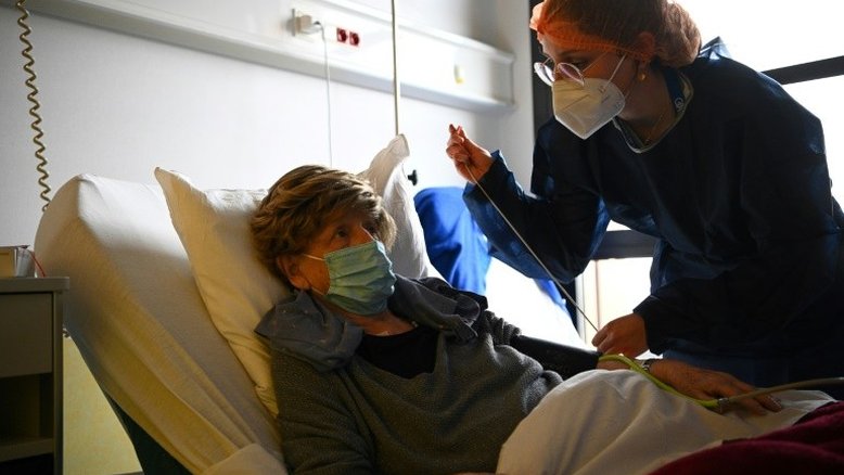 Hospitais de Paris se preparam para receber mais pacientes graves de covid-19