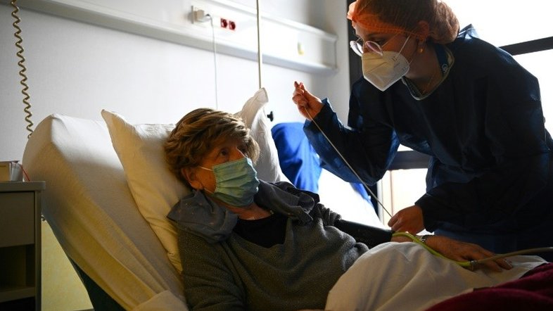 Hospitais de Paris se preparam para receber mais pacientes graves de covid-19