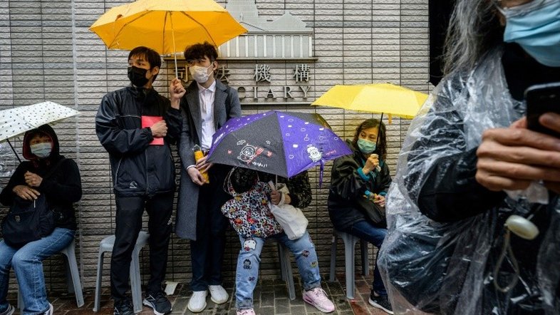 Justiça de Hong Kong mantém na prisão os 47 militantes pró-democracia