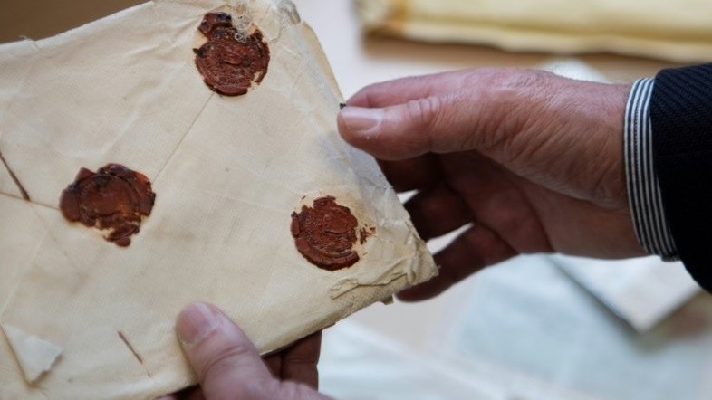 As cartas do pai de Hitler caídas no esquecimento em sótão austríaco