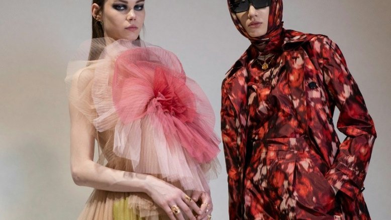 Dior veste o Palácio de Versalhes com feminismo