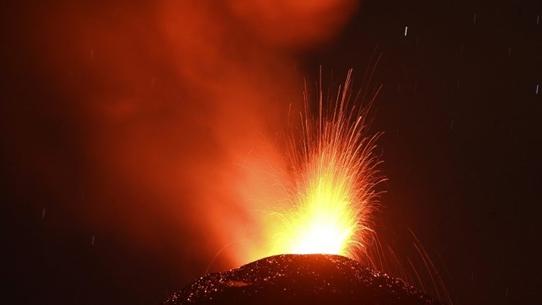 Vulcão Pacaya aumenta atividade e libera material incandescente na Guatemala