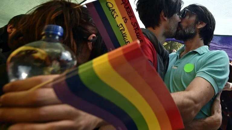 Sérvia dá passo adiante para legalizar casamento gay