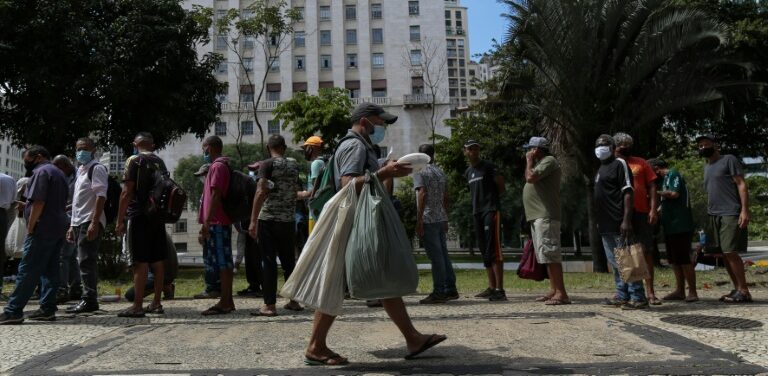 A fome avança no Brasil assolado pela pandemia