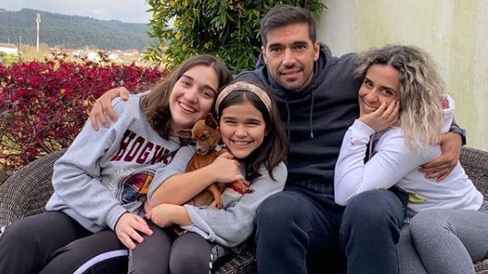 Abel Ferreira reencontra família em Portugal e faz 'tríplice agradecimento'