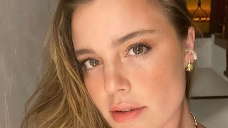 Nua, Alice Wegmann pede frase de Clarice Lispector durante brincadeira com fãs