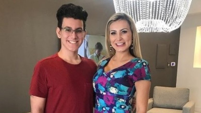 Em busca de uma nora, Andressa Urach pede por namorada para o filho: 'Enviem currículo'