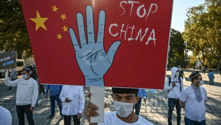 Relatório diz que China comete genocídio contra uigures