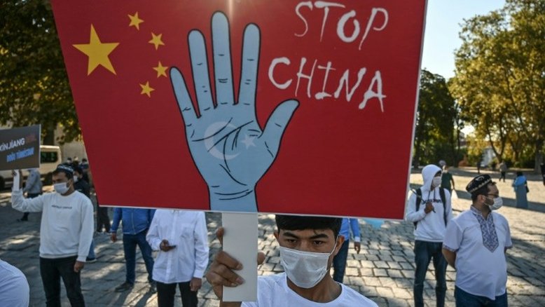 Relatório diz que China comete genocídio contra uigures