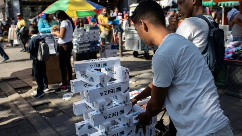 Cigarro contrabandeado reina em uma Venezuela falida