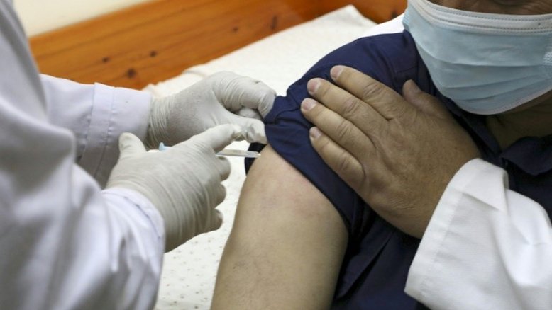 Israel anuncia vacinação de 50 mil trabalhadores palestinos