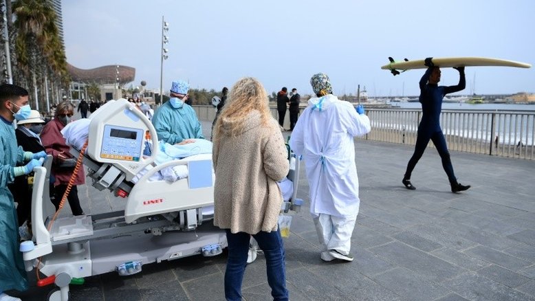 Em Barcelona, reencontro familiar em frente ao mar após 48 dias de UTI