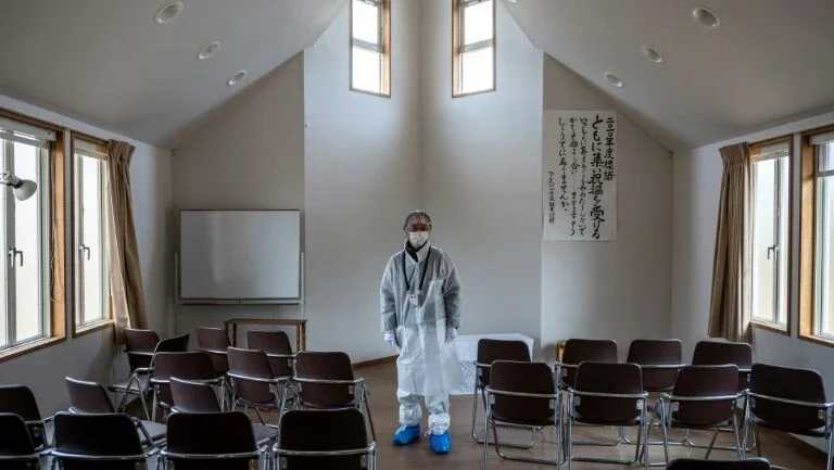 Reverendo de Fukushima reza pelo retorno de igreja atingida pela radiação
