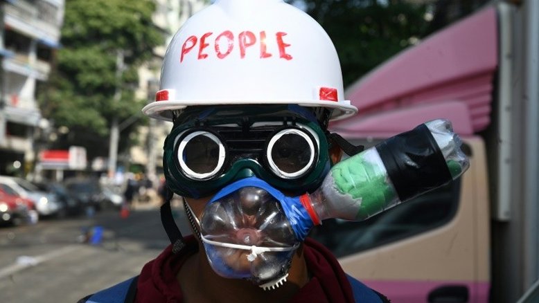 Forças de segurança birmanesas abrem fogo contra manifestantes contrários ao golpe