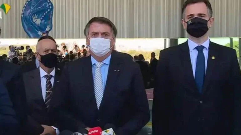 Após reunião com governadores aliados, Bolsonaro cria comitê contra Covid