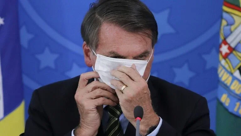 Bolsonaro volta a criticar medidas de fechamento para frear pandemia da Covid-19