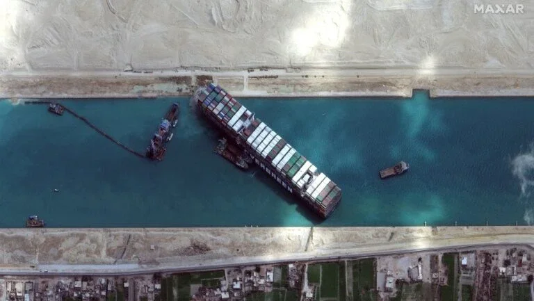 Donos de navio que bloqueou Canal de Suez fazem nova proposta de compensação