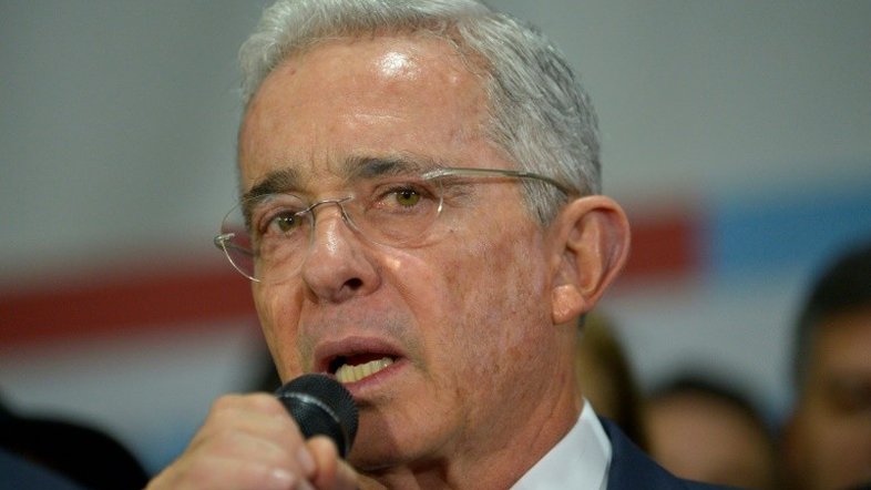Promotor pede para arquivar investigação contra ex-presidente Uribe na Colômbia