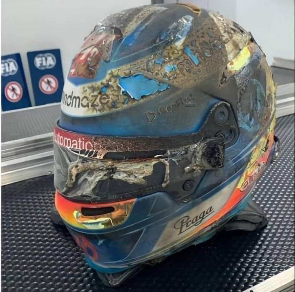 Vítima de acidente no GP do Bahrein, Grosjean revela estado que ficou seu capacete 2 Vítima de acidente no GP do Bahrein, Grosjean revela estado que ficou seu capacete