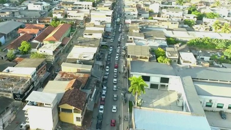 Após filas gigantescas, Justiça manda prefeito de Duque de Caxias seguir PNI