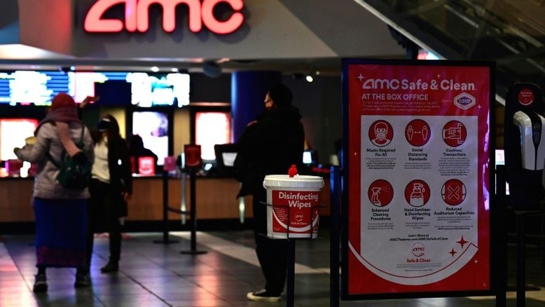 Amantes do cinema voltam às salas de NY após um ano de pandemia