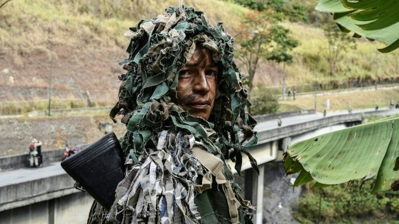 Estilista, franco-atiradora e 'disposta a dar a vida' pela Venezuela