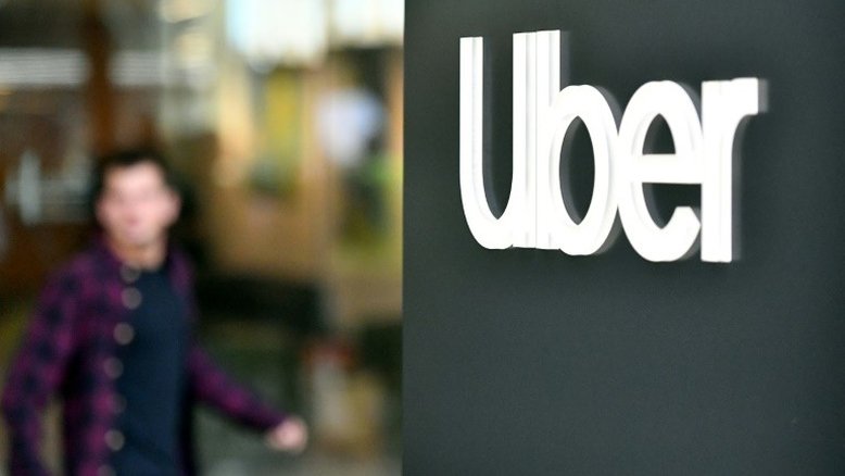Justiça condena Uber a indenizar passageiro furtado durante acidente