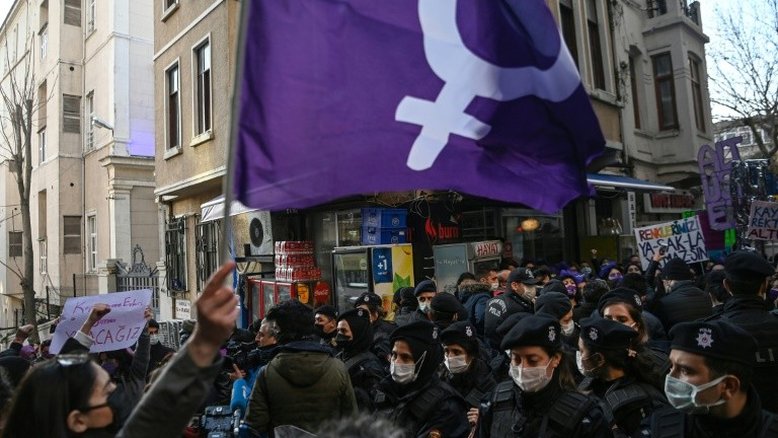 Turquia provoca indignação ao se retirar de tratado que protege mulheres