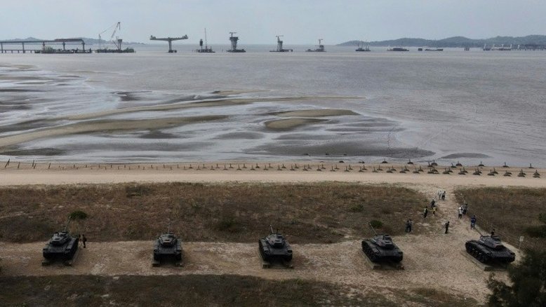 Navio de guerra dos EUA cruza estreito de Taiwan