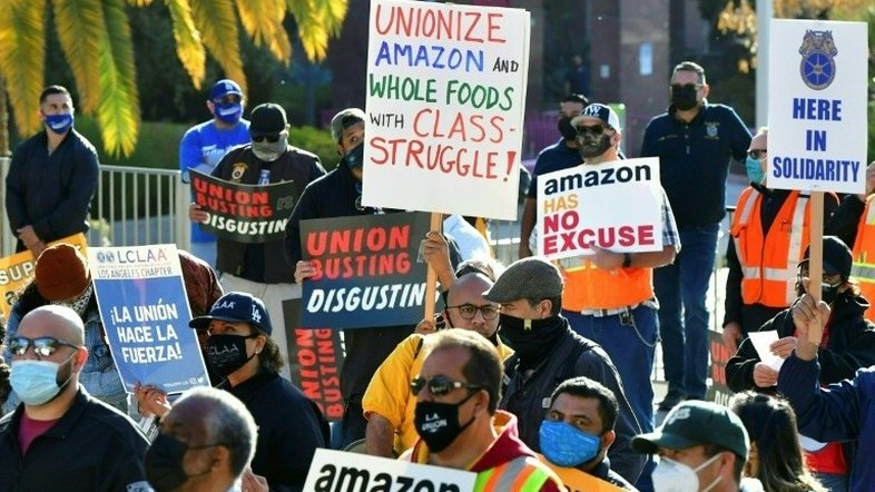 Bernie Sanders visita Alabama em apoio aos protestos dos trabalhadores da Amazon