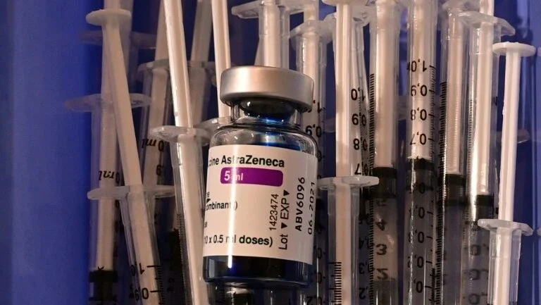 Agência europeia autoriza uso da vacina da AstraZeneca durante investigação