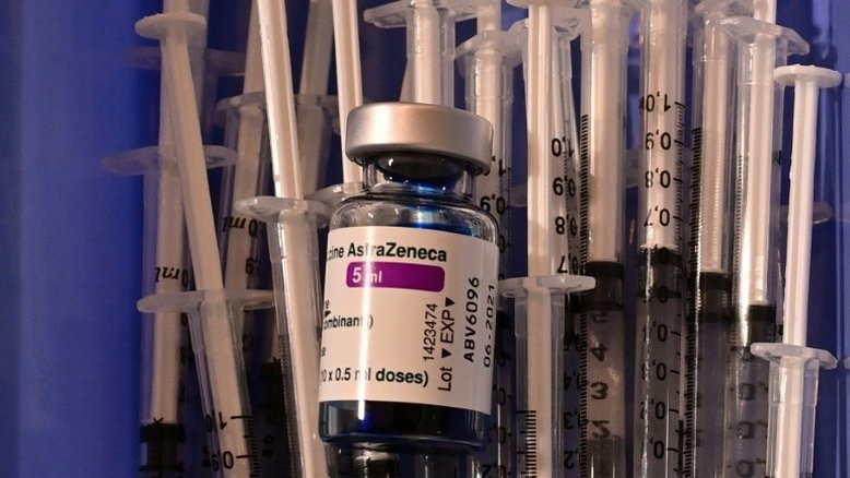 Agência europeia autoriza uso da vacina da AstraZeneca durante investigação