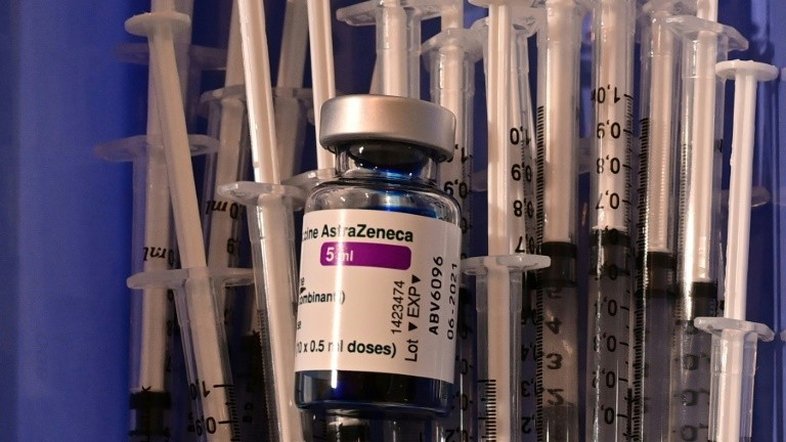 Agência europeia autoriza uso da vacina da AstraZeneca durante investigação
