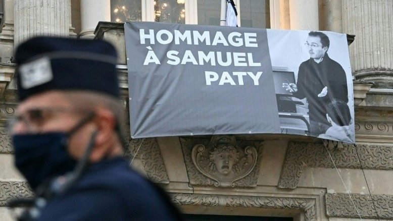 França: Aluna diz que mentiu ao acusou professor decapitado de islamofobia