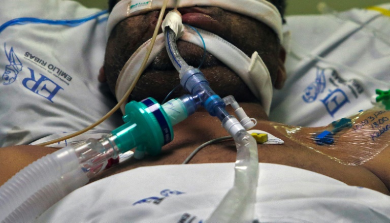 Um paciente com covid-19 permanece na Unidade de Terapia Intensiva do Hospital Emilio Ribas em São Paulo, 17 de março de 2021 - AFP