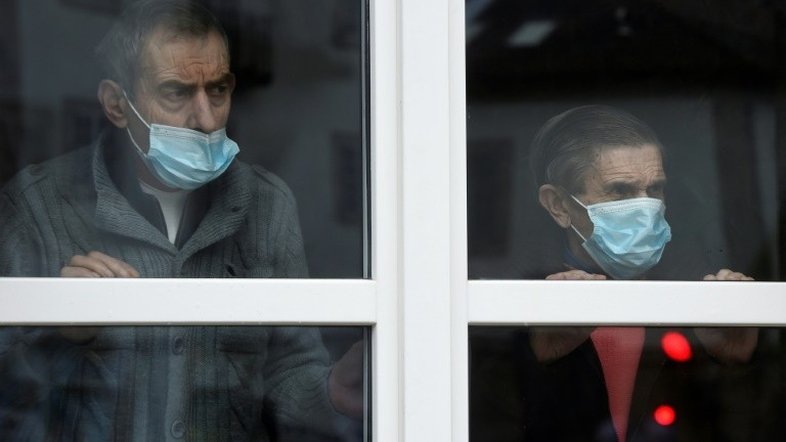 Contágios em lares de idosos espanhóis caem após vacinação