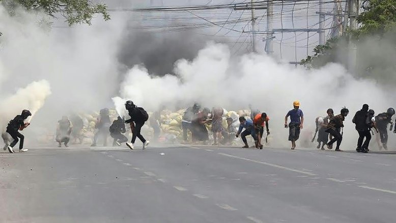 Ao menos um estudante ferido em repressão de manifestação em Mianmar