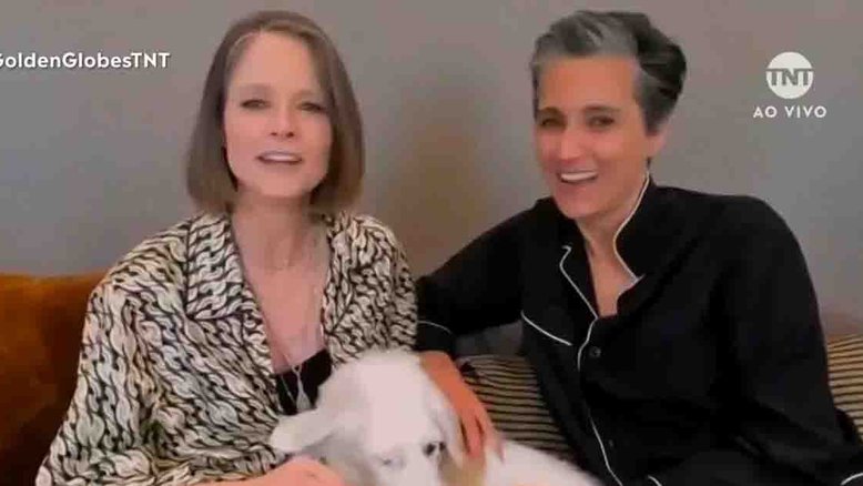 Em rara aparição, Jodie Foster beija esposa após ganhar Globo de Ouro