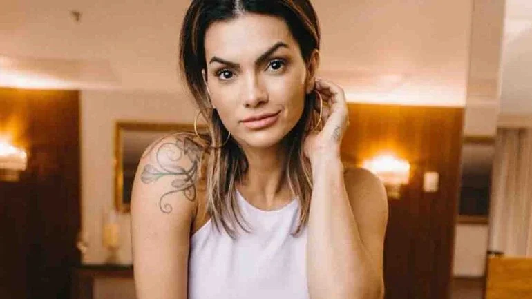 Kelly Key aproveita dia de sol em piscina e fãs elogiam
