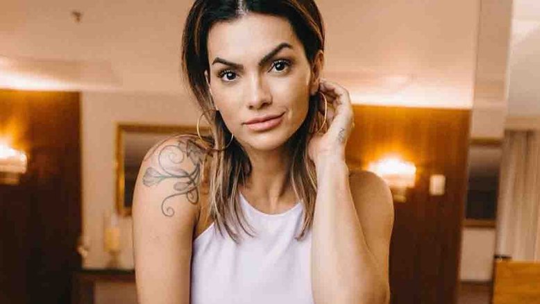Kelly Key aproveita dia de sol em piscina e fãs elogiam