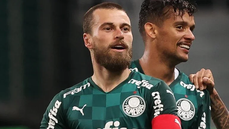 Lucas Lima, do Palmeiras, faz harmonização facial e surge irreconhecível